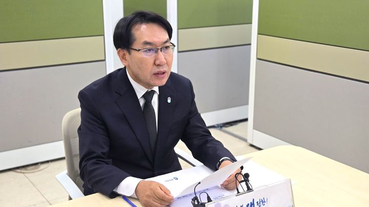 [청주=뉴시스] 충북도 최승환 문화체육관광국장이 22일 도청 기자실에서 돔구장 정부 공모 포기 입장을 설명하고 있다. 2026.10.22. imgiza@newsis.com *재판매 및 DB 금지