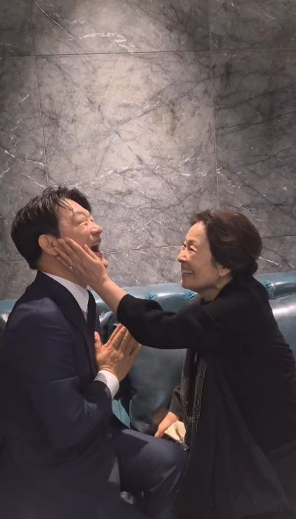 [서울=뉴시스] 김혜자, 조성하. (사진= 조성하 SNS 캡처) 2026.10.22. photo@newsis.com *재판매 및 DB 금지