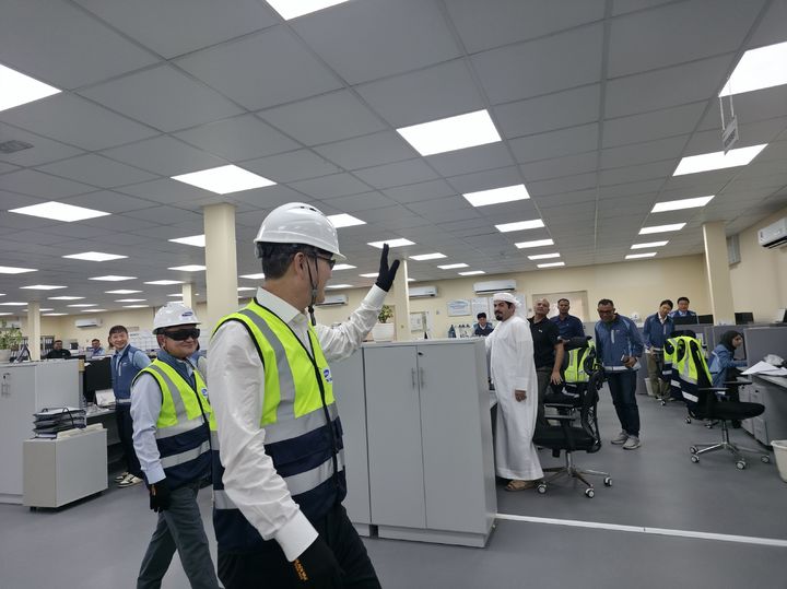 [서울=뉴시스]10월 21일(현지시각) 아랍에미리트(UAE)에 있는 알 다프라(Al Dhafra) 가스화력발전소 건설 현장에 방문한 이재용 삼성전자 회장이 현지 사무실에서 근무 중인 임직원들에게 인사를 건네고 있다. (사진=삼성전자 제공) 2026.10.22. photo@newsis.com *재판매 및 DB 금지