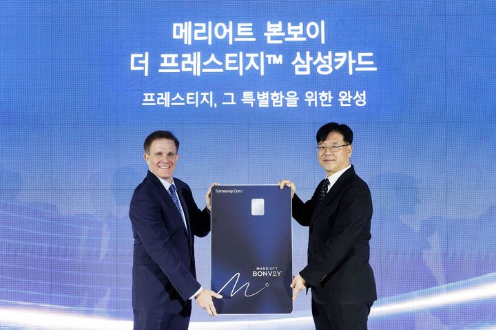 [서울=뉴시스] 22일 서울시 강남구 엔헤이븐에서 진행된 출시 기념 행사에서 삼성카드 마케팅본부장 김대순 부사장 (오른쪽), 메리어트 인터내셔널 아시아 태평양 부문 존투미(John Toomey) 부사장(왼쪽)이 '메리어트 본보이 더 프레스티지 삼성카드'를 소개하고 있다. (사진=삼성카드 제공) 2026.10.22. photo@newsis.com *재판매 및 DB 금지