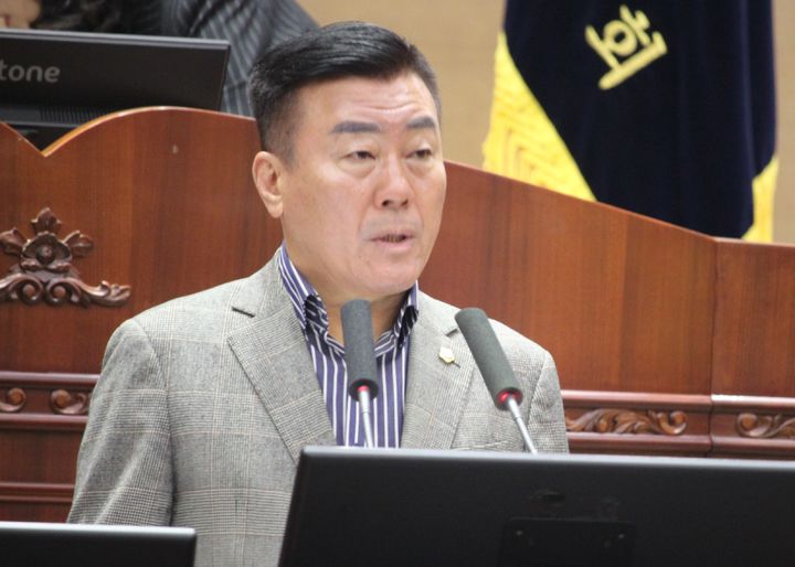 [천안=뉴시스] 최영민 기자=유영채 천안시의원이 22일 제293회 제1차 정례회 제3차 본회의에서 시정질문을 하고 있다. 2026.10.22 ymchoi@newsis.com *재판매 및 DB 금지
