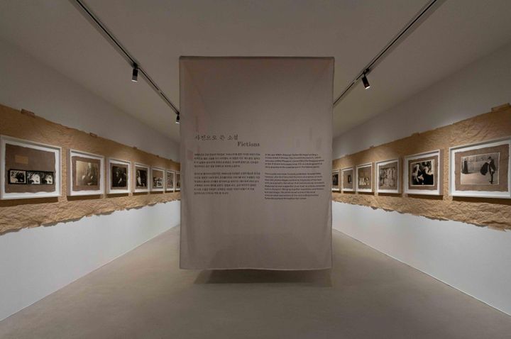 데보라 터브빌: 분위기 전시 전경, 피크닉, 2026. © Deborah Turbeville / MUUS Collection&nbsp; 이미지 제공: 피크닉 *재판매 및 DB 금지