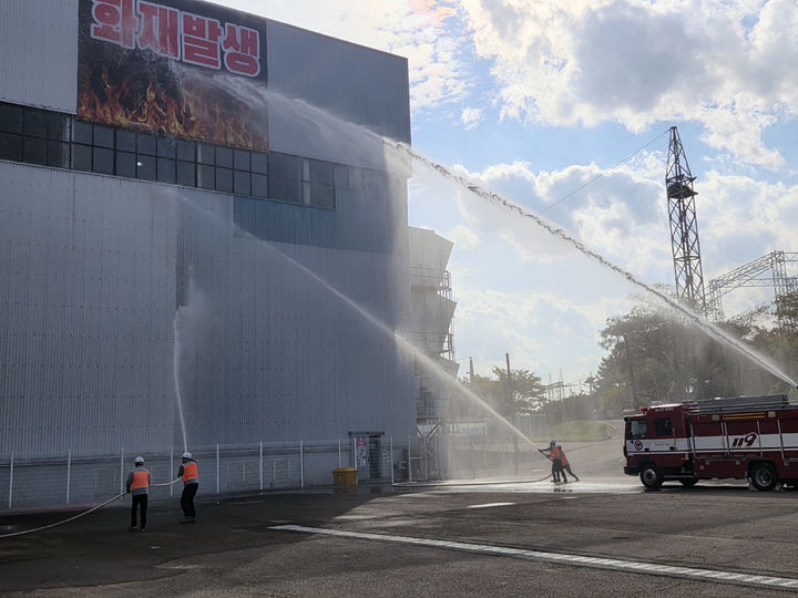 [울산=뉴시스] 지난 21일 한국동서발전 울산발전본부에서 재난상황 발생 시 유관기관 간 협업체계와 현장 대응역량을 점검하기 위한 2026년 재난대응 안전한국훈련이 실시되고 있다. (사진=한국동서발전 제공) 2026.10.22. photo@newsis.com *재판매 및 DB 금지