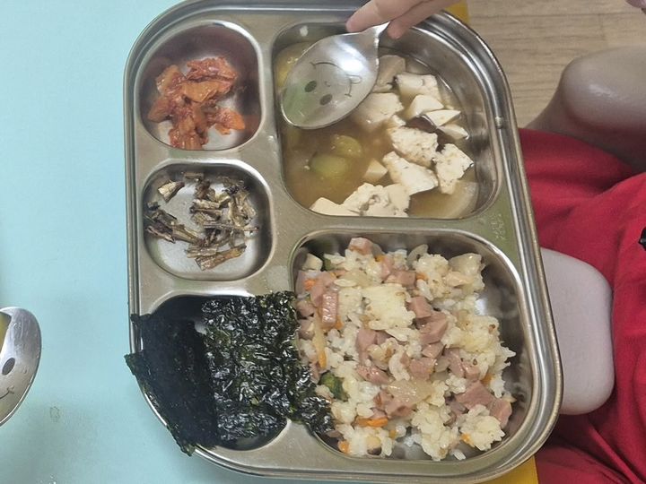 [서울=뉴시스] 작성자 A씨의 게시글에 공유된 어린이집 급식 식판 사진. 조미김과 멸치, 빨간 김치, 햄 볶음밥 등이 담겨있다. (사진출처: 스레드 캡처) 2026.10.22.