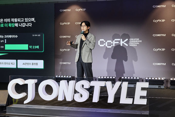 [서울=뉴시스] 22일 서울 코엑스에서 열린 ‘크리에이터 커머스 페스티벌 코리아(CCFK) 2026’ 미디어데이에서 성동훈 CJ ENM 커머스부문 플랫폼본부장이 전략을 발표하고 있다.(자료=CJ온스타일 제공) *재판매 및 DB 금지 *재판매 및 DB 금지