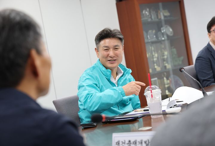 [서울=뉴시스] 김동욱 도봉구청장이 지역 내 15개 재건축·재개발 대표자들과 이야기를 나누고 있다. (사진=도봉구 제공) 2026.10.15. photo@newsis.com *재판매 및 DB 금지