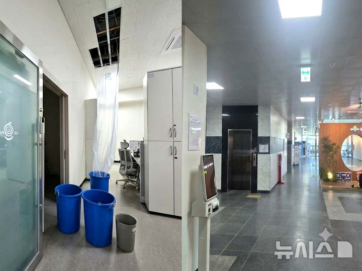 [나주=뉴시스] 나주시가 22일 혁신도시에 들어선 빛가람복합문화체육센터 2층 수영장 남자샤워실에서 1층 사무실 천장으로 발생한 누수를 긴급 보수했다. 사진 왼쪽과 오른쪽은 누수 천장 보수 전·후 비교 모습. (사진=나주시 제공) 2026.10.22. photo@newsis.com *재판매 및 DB 금지