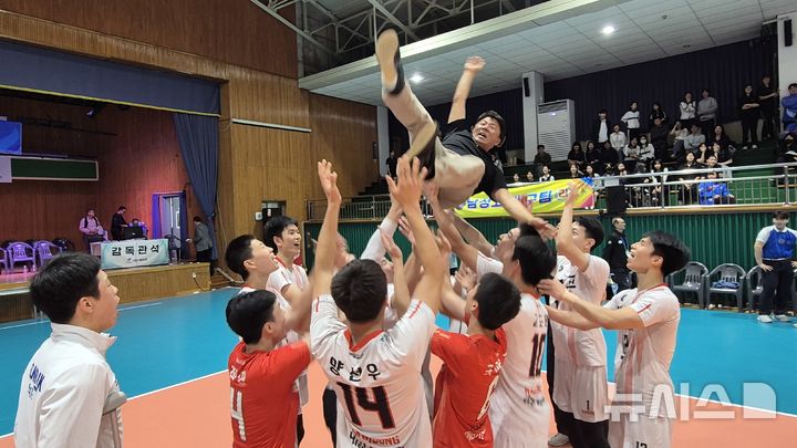 [제주=뉴시스] 김민수 기자= 20일 제주시 신성여자중학교에 마련된 배구경기장에서 남성고 배구부가 금매달을 딴 후 우승 세레모니를 하고 있다. 2026.10.20 *재판매 및 DB 금지