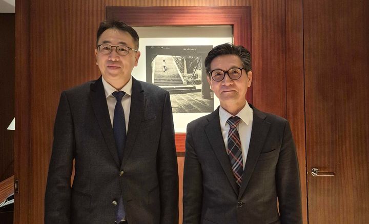 [세종=뉴시스] 송승화 기자=김상부(왼쪽) 세계은행그룹 디지털·AI 부총재와 박성수 세종시 국제관계대사가 기념사진을 찍고 있다.(사진=세종시). 2026.10.22. photo@newsis.com *재판매 및 DB 금지