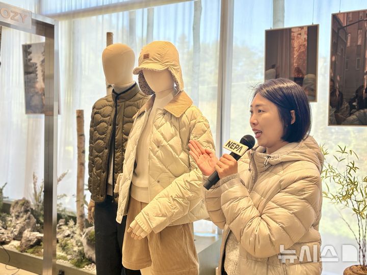 [서울=뉴시스] 권민지 기자 = 김다름 네파 상품기획팀 팀장이 22일 서울 서초구 네파 청계산 플래그십 스토어에서 열린 '2026 FW 미디어데이'에서 경량 아우터 제품의 특징과 디자인을 설명하고 있다. 2026.10.22. ming@newsis.com