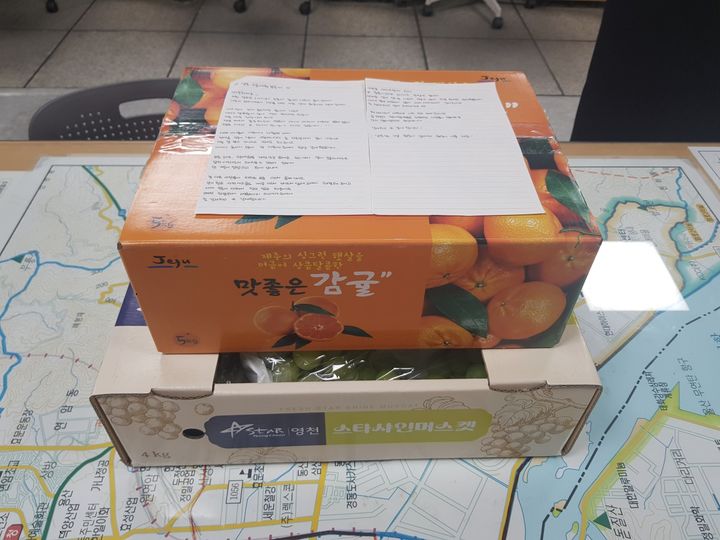 [울산=뉴시스] 울산 북부소방서 염포119안전센터에 도착한 감사 편지와 선물. (사진=북부소방서) 2026.10.22. photo@newsis.com *재판매 및 DB 금지