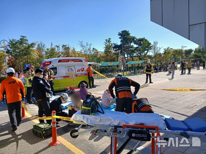 [인천=뉴시스] 22일 오전 인천 서해구 청라동 청라복합문화센터 건물 내에서 호신용 가스총 오발 사고가 발생해 소방당국이 외부에 임시의료소를 설치해 응급조치하고 있다. (사진=인천소방본부 제공) 2026.10.22. photo@newsis.com