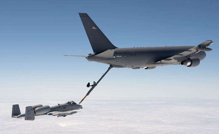 [서울=뉴시스] 미군 KC-16 공중급유기가 ‘A-10 썬더볼트 2’에 공중급유하고 있다.(출처: 위키피디아) 2026.10.22. *재판매 및 DB 금지