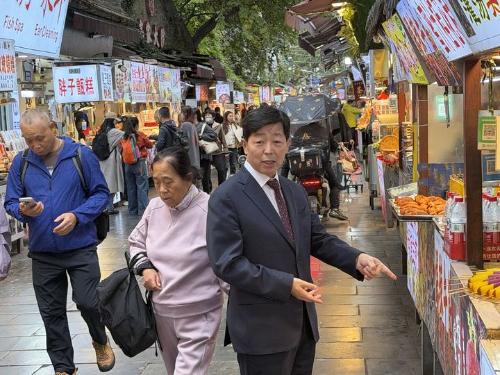 [홍성=뉴시스] 박정주 홍성군수가 중국 시안 회족거리에서 홍성 명동상가 활성화 방안 모색을 위해 상점들을 둘러보고 있다. *재판매 및 DB 금지