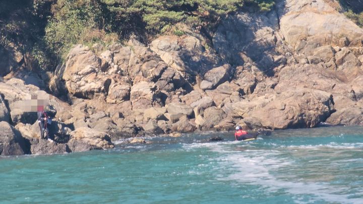 [태안=뉴시스] 태안해경이 22일 낮 12시38분께 충남 태안 부억도 인근 갯바위에 고립된 20대 여성 낚시객 구조를 위해 동력구조보드를 타고 갯바위로 다가가고 있다. (사진=태안해양경찰서 제공) 2026.10.22. photo@newsis.com&nbsp; *재판매 및 DB 금지