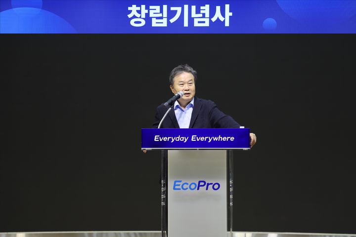 [서울=뉴시스] 이동채 에코프로 창업주가 창립 28주년 기념식에서 기념사를 하고 있다. (사진=에코프로 제공) photo@newsis.com *재판매 및 DB 금지
