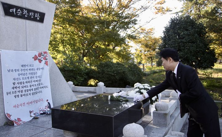 [전남광주=뉴시스] 김대중 전남광주통합특별시교육감이 22일 오전 순천 여순항쟁탑을 찾아 헌화하고 있다. (사진=전남광주교육청 제공) 2026.10.22. photo@newsis.com *재판매 및 DB 금지