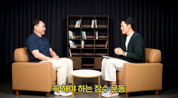 [서울=뉴시스] 중장년층은 매일 만보씩 걷더라도 근육 손실을 막기 어려우므로 근력 운동을 병행하라는 조언이 나왔다. (사진 : '지식한상' 유튜브 채널 캡처) *재판매 및 DB 금지