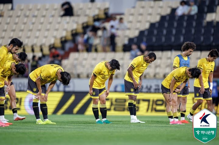 [서울=뉴시스] 프로축구 K리그2 전남드래곤즈 선수단. 사진 속 장면은 기사 내용과 무관. (사진=한국프로축구연맹 제공) *재판매 및 DB 금지