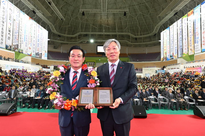 [논산=뉴시스]백성현 논산시장이 22일 충남 보령체육관에서 열린 충남 지체장애인의 날 기념식에서 장애인 복지 공로 대상을 수상했다. 2026.10.22 photo@newsis.com *재판매 및 DB 금지
