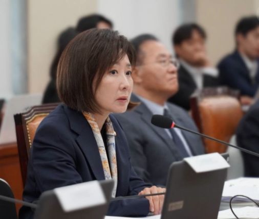 [서울=뉴시스] 나경원 국민의힘 의원이 22일 페이스북을 통해 민주당이 장동혁 대표를 비판한 기사를 공유한 뒤 이재명 대통령의 과거 욕설 논란을 언급했다. (사진=SNS 캡쳐) 2026.10.22. 