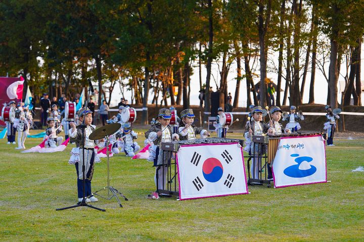 [여수=뉴시스] 전남광주 여수시 웅천친수공원에서 제25회 여수마칭페스티벌 공연이 펼쳐지고 있다. (사진=여수시 제공) 2026.10.22. photo@newsis.com *재판매 및 DB 금지