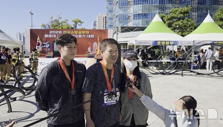 [부산=뉴시스] 22일 오전 부산 해운대구 엘시티(LCT) 랜드마크 건물에서는 총 101층, 2372개의 계단을 오르는 '전국소방공무원 해운대 LCT 계단오르기 대회'가 개최된 가운데 가족과 함께 출전한 이들도 있었다. (왼쪽부터) 사위 변우진 소방교, 신형식 소방령, 딸 신지혜 소방교. (사진=부산소방재난본부 제공) 2026.10.22 photo@newsis.com 