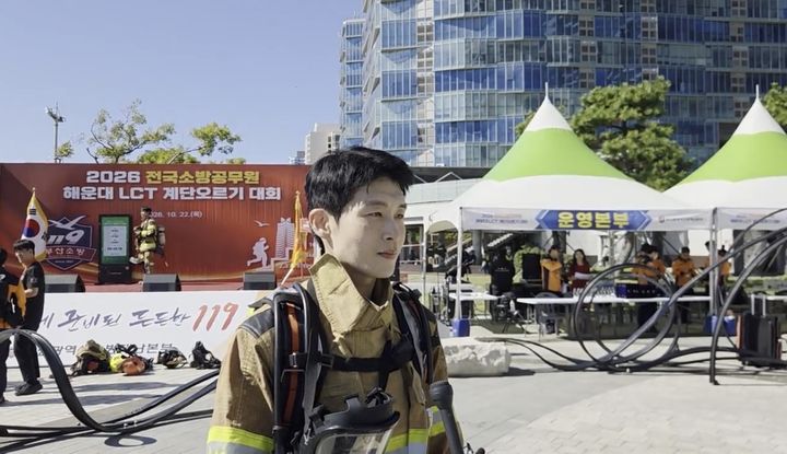 [부산=뉴시스] 2024년 대회에서 20분25초의 기록으로 우승했던 임건엽 소방교는 올해 19분11초 만에 101층을 올라 방화복 경쟁 부문 전체 1위를 차지했다. 종전 자신의 기록을 1분14초 단축하며 역대 5차례 대회 중 가장 빠른 기록을 세웠다. (사진=부산소방재난본부 제공) 2026.10.22 photo@newsis.com *재판매 및 DB 금지