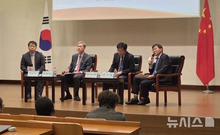 [베이징=뉴시스] 박정규 특파원 = 노재헌 주중국대사가 22일 오전 중국 베이징 인민대에서 열린 '제21회 대사강연'에서 '한·중 관계의 미래'를 주제로 강연한 뒤 전문가들과 좌담회를 갖고 있다. 2026.10.22 pjk76@newsis.com