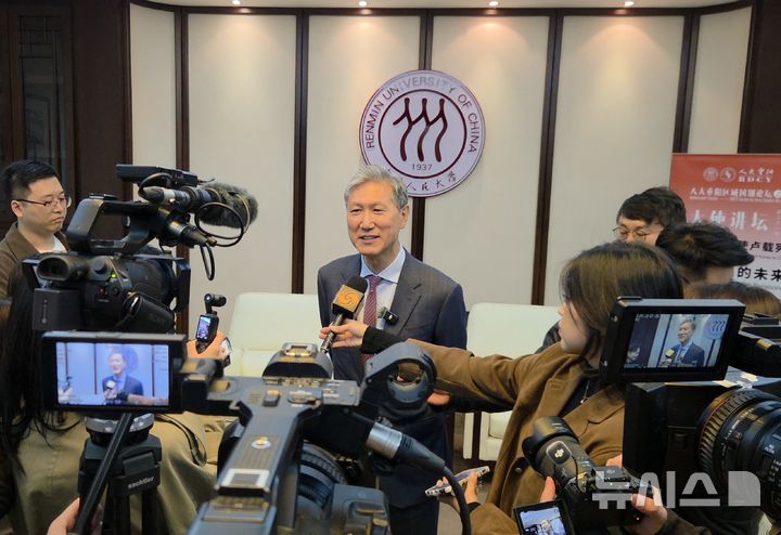 [베이징=뉴시스] 박정규 특파원 = 노재헌 주중국대사가 22일 오전 중국 베이징 인민대에서 열린 '제21회 대사강연'에서 '한·중 관계의 미래'를 주제로 강연을 한 뒤 한·중 양국 기자들의 질문에 답하고 있다. 2026.10.22 pjk76@newsis.com