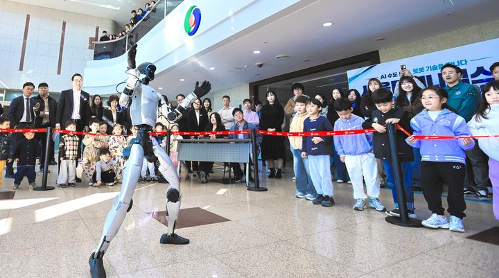 충주시청에 등장한 AI 로봇 - 뉴스 썸네일 이미지