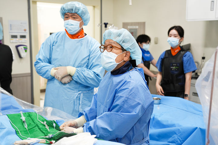 [서울=뉴시스] 23일 의료계에 따르면 뇌졸중은 크게 뇌혈관이 막혀 발생하는 뇌경색과 혈관이 터지면서 발생하는 뇌출혈로 나뉜다. 사진은 신희섭 강동경희대병원 신경외과 교수의 수술 모습. (사진=강동경희대병원 제공) 2026.10.22. photo@newsis.com *재판매 및 DB 금지