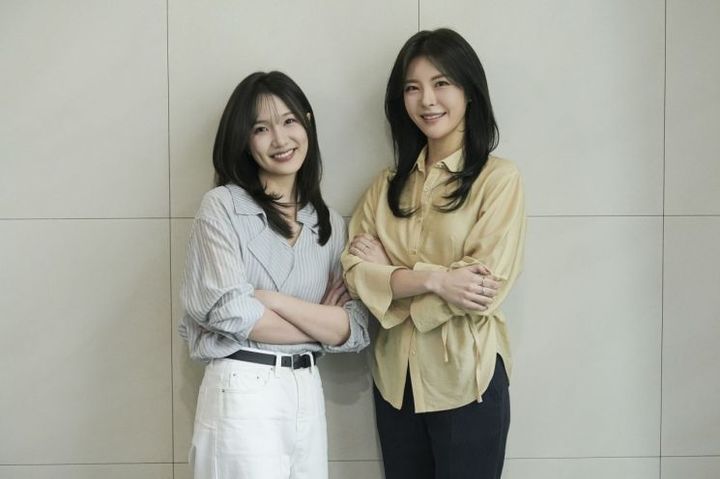 [서울=뉴시스]서바이벌 프로그램 '더 커뮤니티2: 보이지 않는 손' 우승자 박세승(왼쪽)과 함께 출연한 신혜원 JTBC 기자(사진=웨이브 제공) 2026.10.22. photo@newsis.com *재판매 및 DB 금지