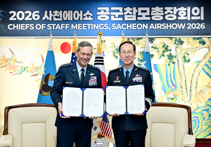 [서울=뉴시스] 손석락 공군참모총장과 케네스 윌즈바크 미 공군참모총장은 10월 22일 '2026 사천에어쇼'를 계기로 열린 한미 공군참모총장 양자대담에서 유·무인복합전투체계 협력 강화를 위한 '자율협업플랫폼(ACP) 협력 의향서'를 체결했다. (사진=공군 제공) 2026.10.22. photo@newsis.com *재판매 및 DB 금지