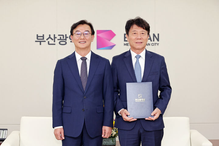 [부산=뉴시스]전재수 부산시장(왼쪽)이 김태호 부산교통공사 사장 임명장을 수여하고 기념촬영을 하고 있다. (사진=부산시 제공) 2026.10.22. photo@newsis.com *재판매 및 DB 금지