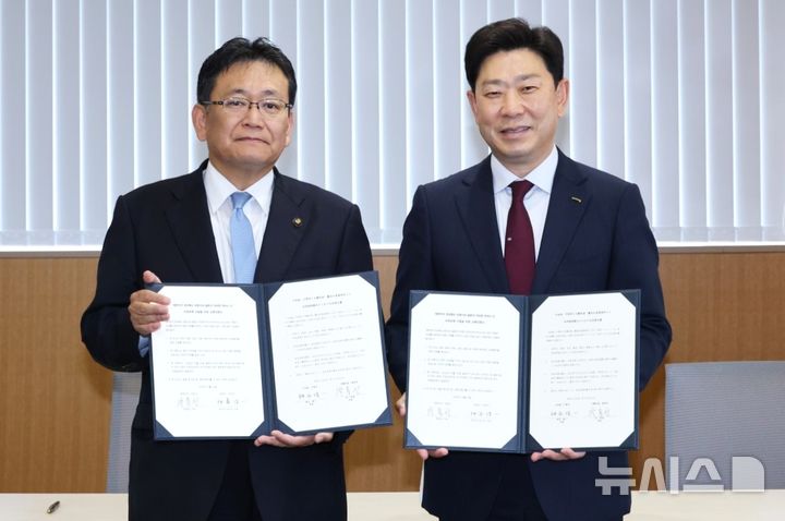 [포항=뉴시스] 22일 일본 치바시청에서 '포항시-차바시 교류 의향서 체결식'이 열린 가운데 박용선(오른쪽) 포항시장과 카미야 슌이치 치바시장이 교류 의향서를 체결한 후 기념 촬영하고 있다. (사진=포항시 제공) 2026.10.22. photo@newsis.com