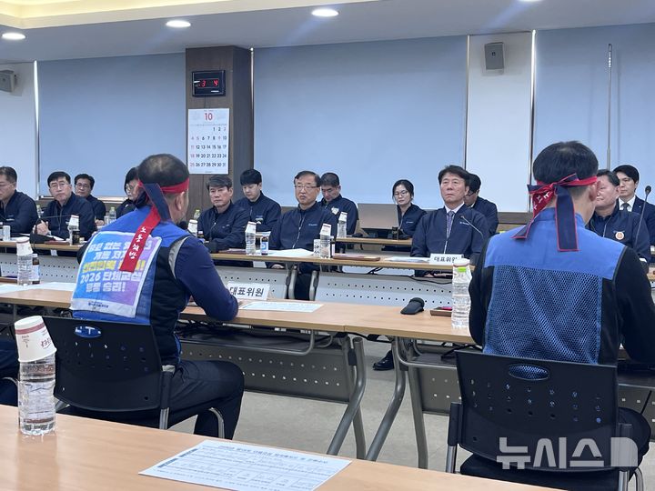 [부산=뉴시스] 진민현 기자 = 22일 오후 부산 금정구 부산교통공사 노포차량사업소에서 이날 취임 첫날은 맞은 김태호 부산교통공사 사장이 대표위원 자리에 앉아 오문제 노조 측 대표위원의 인사말을 듣고 있다. 2026.10.22 truth@newsis.com