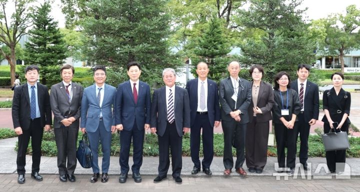 [포항=뉴시스] 22일 치바시와 교류 의향서 체결을 위해 일본을 방문 중인 박용선 포항시장이 22일 차바 경북도민회 관계자와 간담회를 갖고 기념 촬영하고 있다. (사진=포항시 제공) 2026.10.22. photo@newsis.com