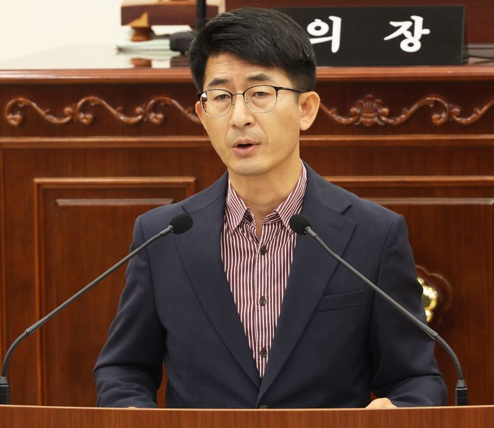 [대전=뉴시스] 양명환(국민의힘·다선거구) 대전 유성구의원이 22일 제289회 임시회 제2차 본회의에서 송전설로 건설사업 촉구 결의안을 제안설명하고 있다. (사진= 유성구의회 제공) 2026.10.22. *재판매 및 DB 금지