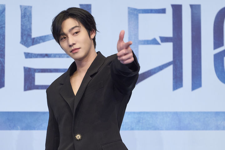 [서울=뉴시스] 배우 안효섭이 22일 서울 구로구 더링크호텔에서 열린 JTBC 새 토일드라마 '파이널 테이블' 제작발표회에서 포즈를 취하고 있다. (사진=JTBC 제공) 2026.10.22. photo@newsis.com *재판매 및 DB 금지