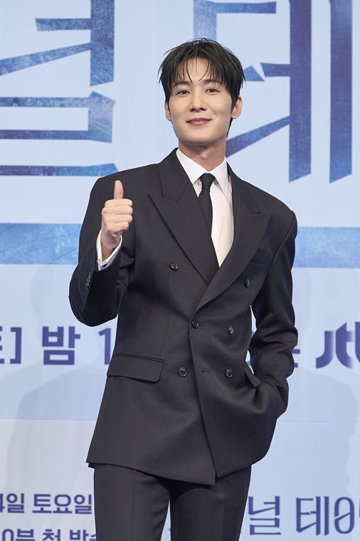 [서울=뉴시스] 배우 장률이 22일 서울 구로구 더링크호텔에서 열린 JTBC 새 토일드라마 '파이널 테이블' 제작발표회에서 포즈를 취하고 있다. (사진=JTBC 제공) 2026.10.22. photo@newsis.com *재판매 및 DB 금지