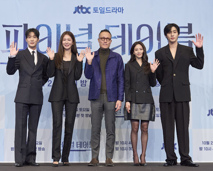 [서울=뉴시스] 22일 서울 구로구 더링크호텔에서 열린 JTBC 새 토일드라마 '파이널 테이블' 제작발표회에서 김도훈 감독(가운데)과 배우 안효섭, 홍화연, 장률, 정유진이 포즈를 취하고 있다. (사진=JTBC 제공) 2026.10.22. photo@newsis.com *재판매 및 DB 금지