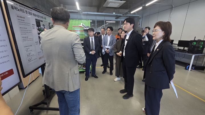 [안동=뉴시스] 경북도와 국가인공지능전략위원회 관계자들이 22일 한국로봇융합연구원(KIRO)_안전로봇실증센터를 둘러보고 있다. (사진=경북도 제공) 2026.10.20. photo@newsis.com *재판매 및 DB 금지