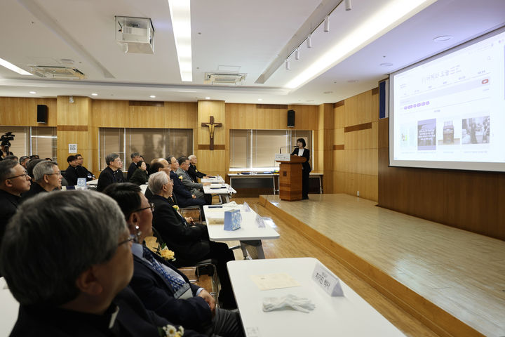 [서울=뉴시스]22일 서울 광진구 한국천주교중앙협의회에서 열린 한국 천주교 사료 디지털 아카이브 '어제와 오늘(Heri et Hodie)' 공개 기념회에서 아카이브를 설명하는 추진위원회 실무자 김성희 팀장 (사진=한국천주교주교회의 제공) 2026.10.22. photo@newsis.com *재판매 및 DB 금지