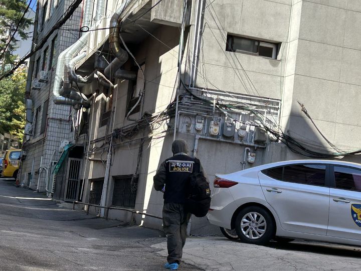 [서울=뉴시스] 정유진 수습기자 = 경찰 과학수새다가 22일 서울 강서구 자택 모친 살해 현장을 감식한 후 떠나고 있다. 2026.10.22. photo@newsis.com *재판매 및 DB 금지