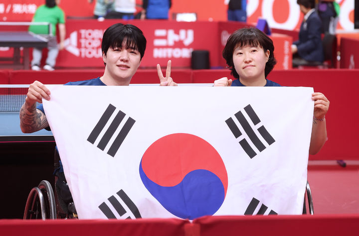 [서울=뉴시스] 2026 아이치·나고야 장애인아시안게임 탁구 혼합 복식(스포츠등급 XD7)에서 금메달을 딴 장영진-이미규. (사진 = 대한장애인체육회 제공) *재판매 및 DB 금지