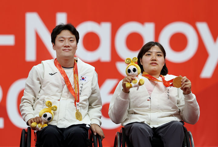 [서울=뉴시스] 2026 아이치·나고야 장애인아시안게임 탁구 혼합 복식에서 금메달을 딴 김현욱과 윤지유. (사진 = 대한장애인체육회 제공) *재판매 및 DB 금지