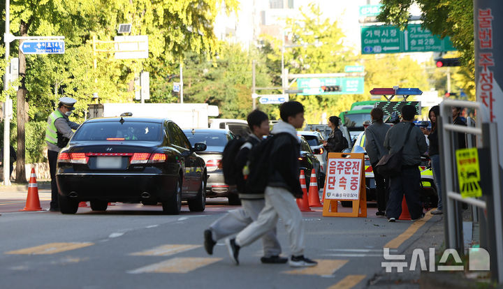 [서울=뉴시스] 김선웅 기자 = 송파경찰서 경찰관들이 22일 오전 서울 송파구 서울신가초등학교 앞 어린이보호구역(스쿨존)에서 학생 등교시간대 음주운전을 단속하고 있다. 2026.10.22. mangusta@newsis.com