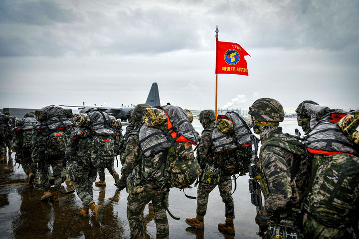 [서울=뉴시스] 해병대사령부/서북도서방위사령부는 지난 19일부터 23일까지 서북도서 일대에서 2026년 후반기 도서방어종합훈련을 실시하고 있다.사진은 20일 해병대 신속기동부대 장병들이 서북도서 공중 증원을 위해 C-130 수송기에 탑승하고 있다. (사진=해병대사령부 제공) 2026.10.22. photo@newsis.com *재판매 및 DB 금지