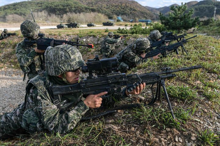 [서울=뉴시스] 해병대사령부/서북도서방위사령부는 지난 19일부터 23일까지 서북도서 일대에서 2026년 후반기 도서방어종합훈련을 실시하고 있다.사진은 21일 해병대 신속기동부대 장병들이 백령도 일대에서 방어작전을 실시하고 있다. (사진=해병대사령부 제공) 2026.10.22. photo@newsis.com *재판매 및 DB 금지